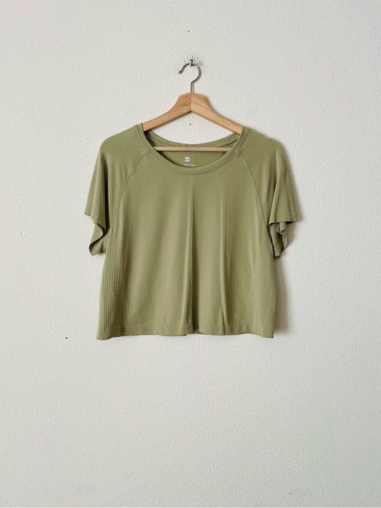 all in motion Tops - All in motion MEDIUM seamless boxy fit short sleeve top in bronze green